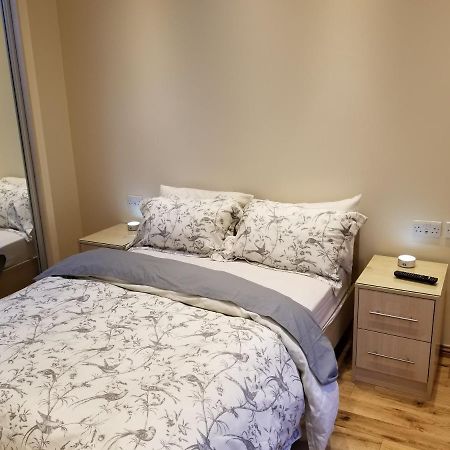 London Luxury Apartment 4 Bedroom Sleeps 12 People With 4 Bathrooms 1 Min Walk From Station Wanstead Exterior foto
