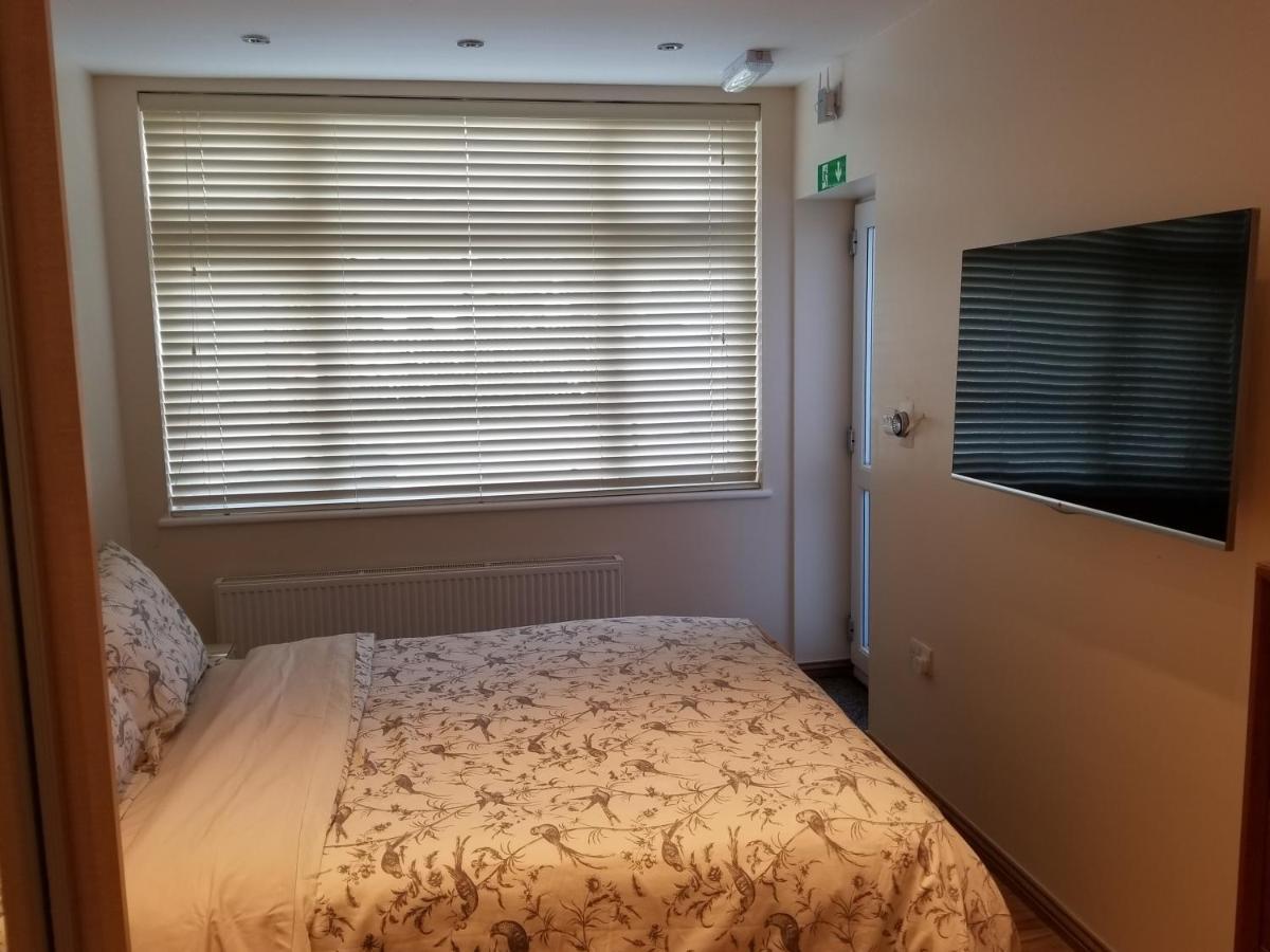 London Luxury Apartment 4 Bedroom Sleeps 12 People With 4 Bathrooms 1 Min Walk From Station Wanstead Exterior foto