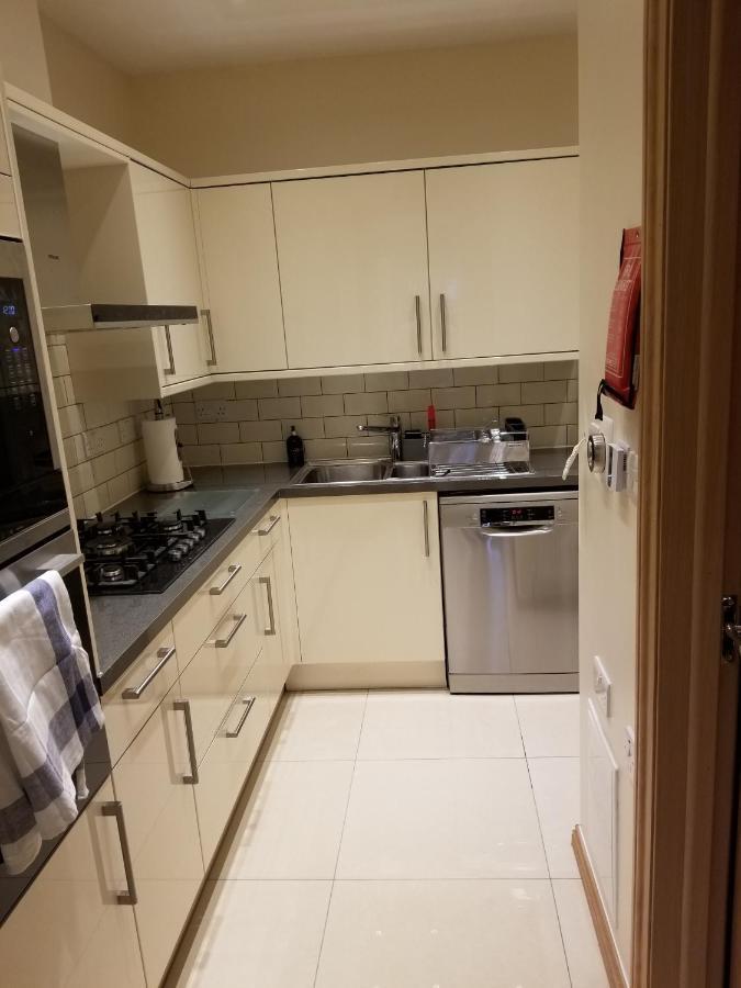 London Luxury Apartment 4 Bedroom Sleeps 12 People With 4 Bathrooms 1 Min Walk From Station Wanstead Exterior foto