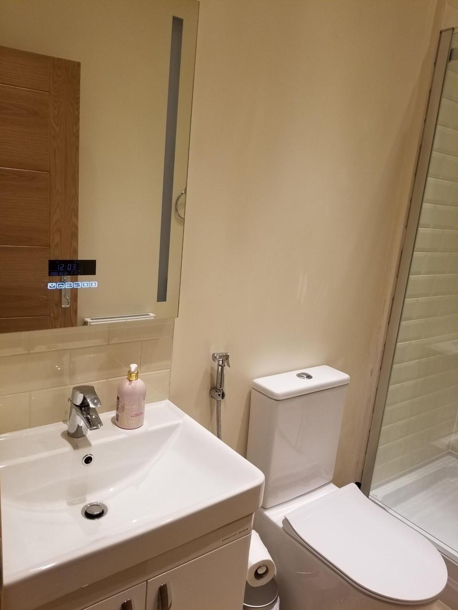London Luxury Apartment 4 Bedroom Sleeps 12 People With 4 Bathrooms 1 Min Walk From Station Wanstead Exterior foto