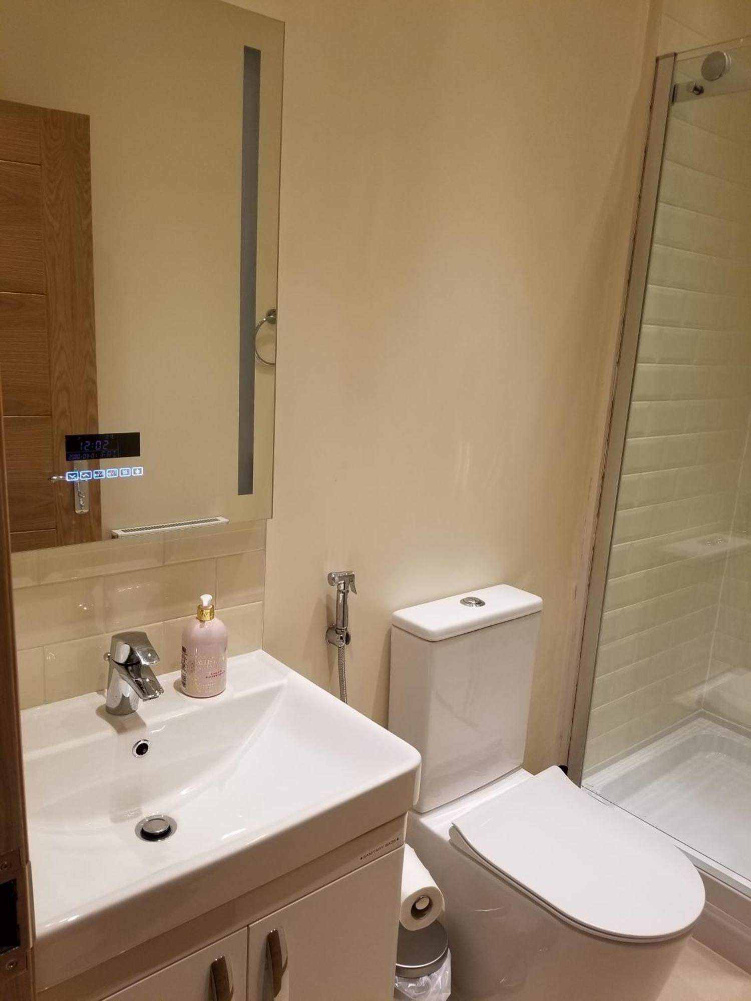 London Luxury Apartment 4 Bedroom Sleeps 12 People With 4 Bathrooms 1 Min Walk From Station Wanstead Exterior foto