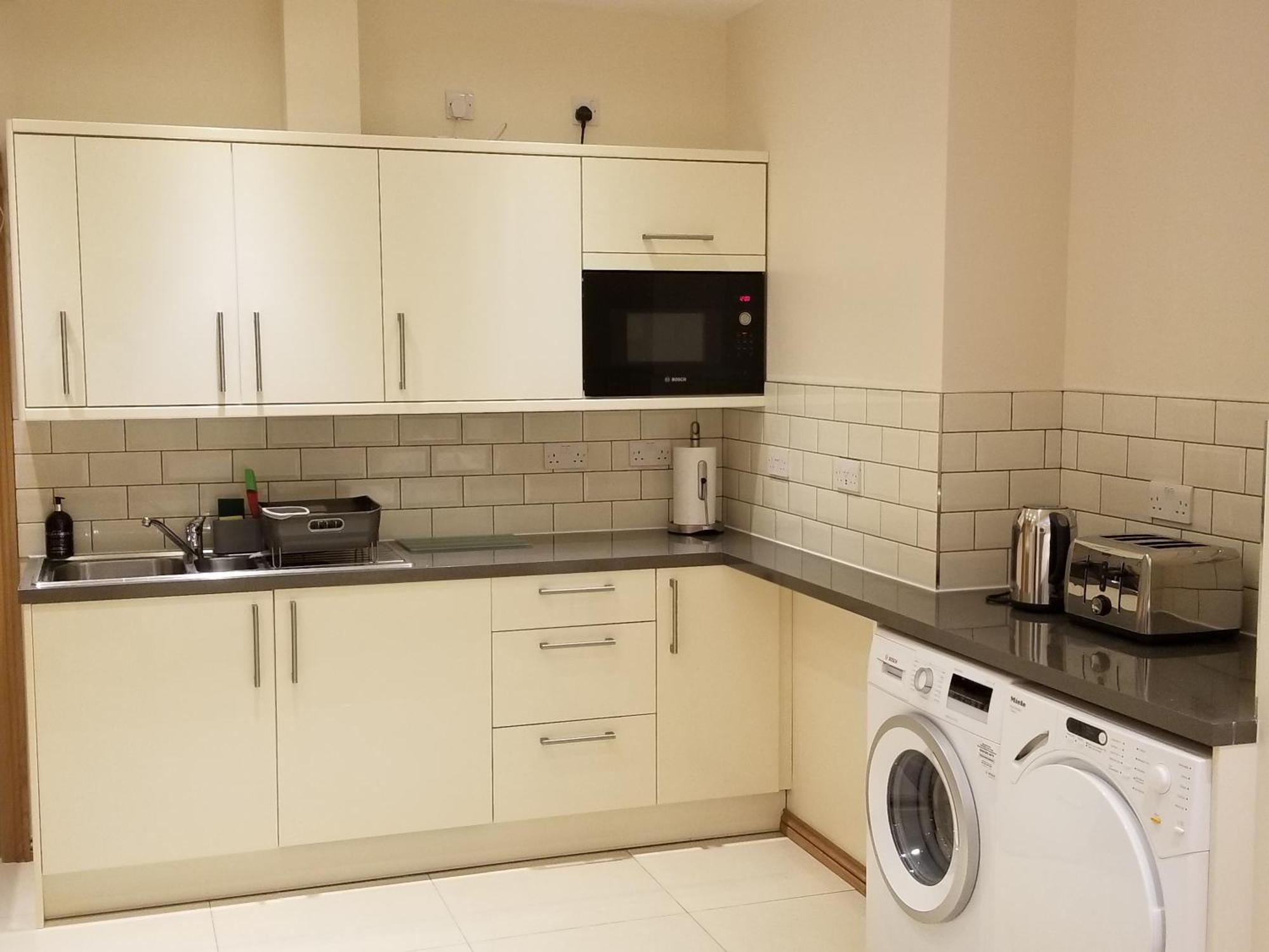London Luxury Apartment 4 Bedroom Sleeps 12 People With 4 Bathrooms 1 Min Walk From Station Wanstead Exterior foto